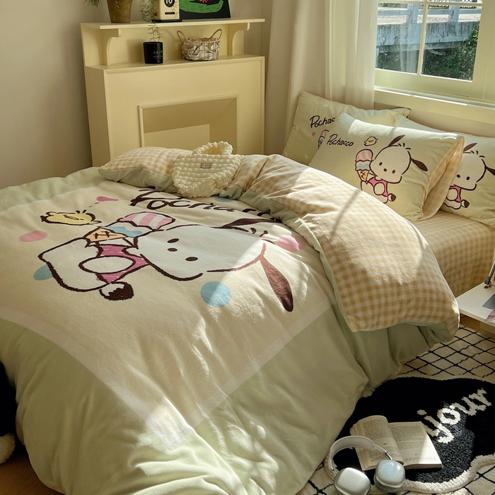 91家纺网 家纺一手货源 找家纺 三朵家纺 2025新款数码大版牛奶绒印花三丽鸥系列四件套 甜蜜帕恰