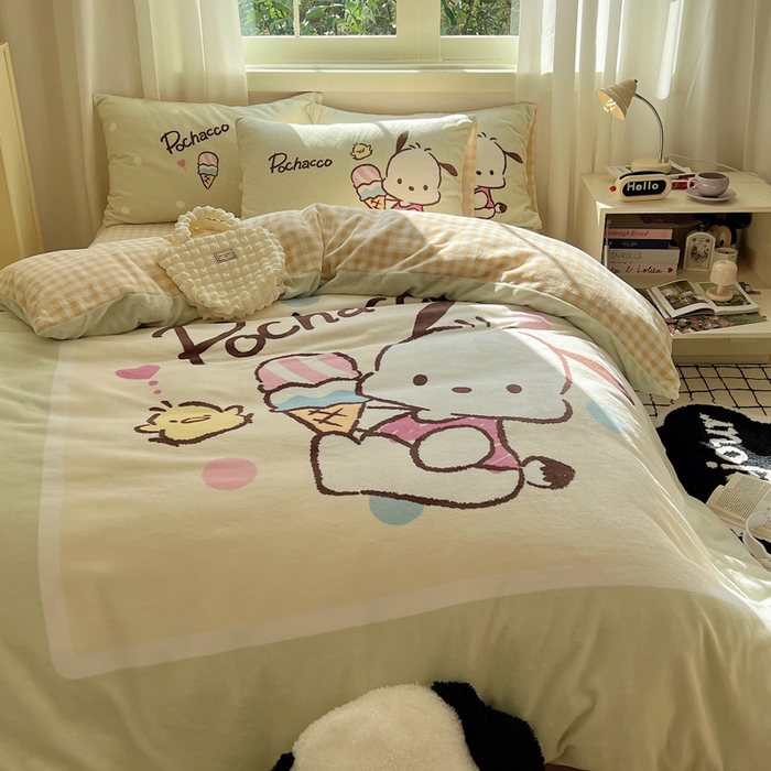 91家纺网 家纺一手货源 找家纺 三朵家纺 2025新款数码大版牛奶绒印花三丽鸥系列四件套 甜蜜帕恰