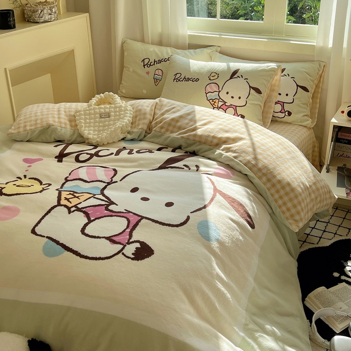 91家纺网 家纺一手货源 找家纺 三朵家纺 2025新款数码大版牛奶绒印花三丽鸥系列四件套 甜蜜帕恰