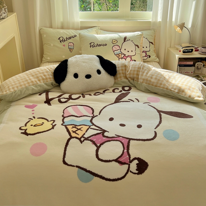 91家纺网 家纺一手货源 找家纺 三朵家纺 2025新款数码大版牛奶绒印花三丽鸥系列四件套 甜蜜帕恰