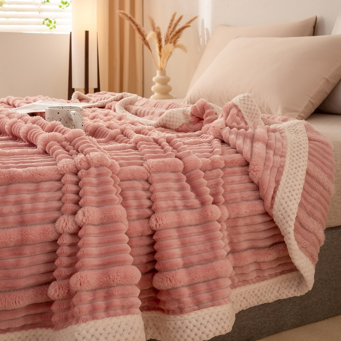 91家纺网 家纺一手货源 找家纺 爱彼家纺 2025秋冬新款兔毛绒子母条毛毯毯子 子母条-柔梦粉韵