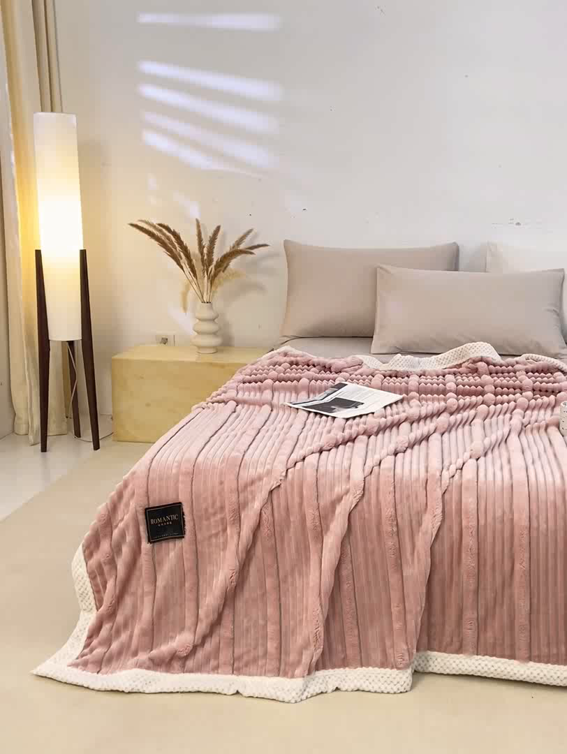 91家纺网 家纺一手货源 找家纺 爱彼家纺 2025秋冬新款兔毛绒子母条毛毯毯子 子母条-柔梦粉韵