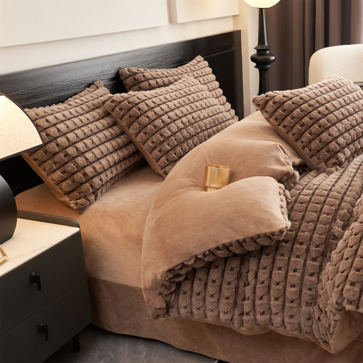 91家纺网 家纺一手货源 找家纺 恒爱家纺 2025新款雪貂绒提花简约四件套 咖啡色