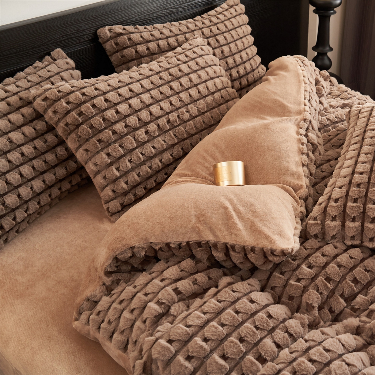 91家纺网 家纺一手货源 找家纺 恒爱家纺 2025新款雪貂绒提花简约四件套 咖啡色