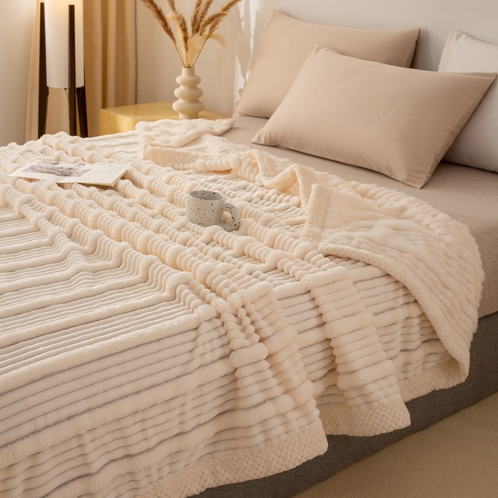 91家纺网 家纺一手货源 找家纺 爱彼家纺 2025秋冬新款兔毛绒子母条毛毯毯子 子母条-柔云米白