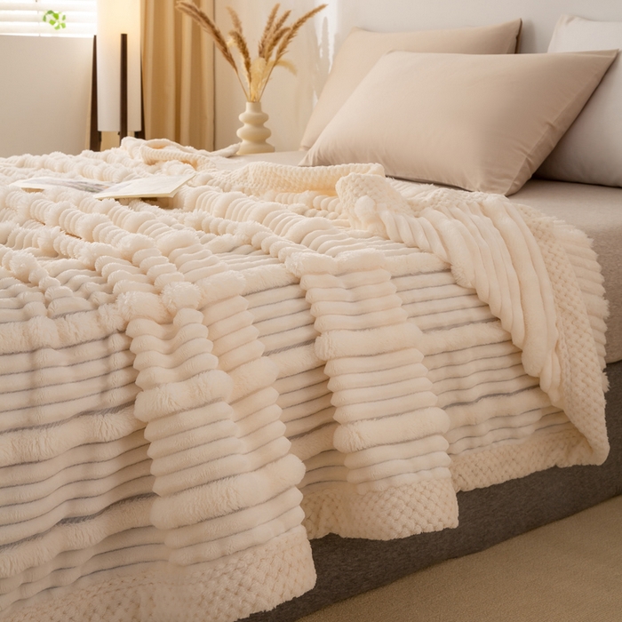 91家纺网 家纺一手货源 找家纺 爱彼家纺 2025秋冬新款兔毛绒子母条毛毯毯子 子母条-柔云米白