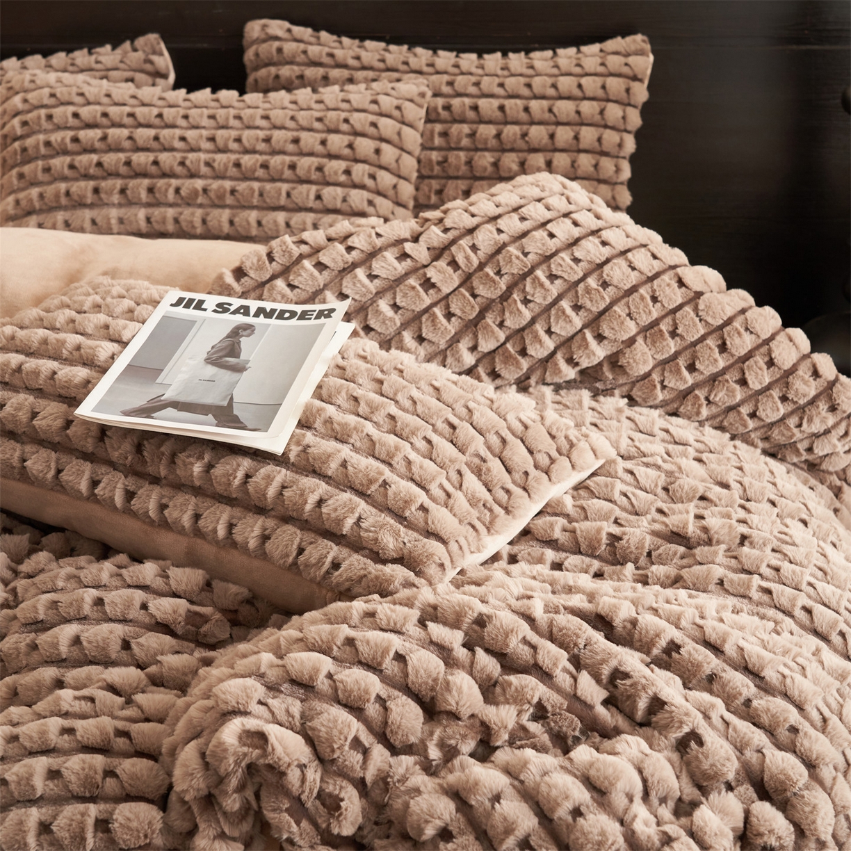 91家纺网 家纺一手货源 找家纺 恒爱家纺 2025新款雪貂绒提花简约四件套 咖啡色