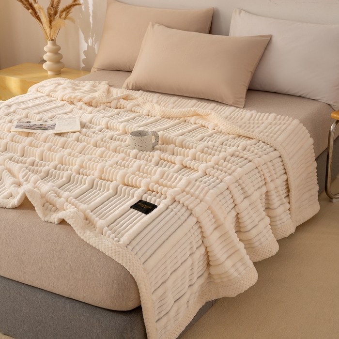 91家纺网 家纺一手货源 找家纺 爱彼家纺 2025秋冬新款兔毛绒子母条毛毯毯子 子母条-柔云米白