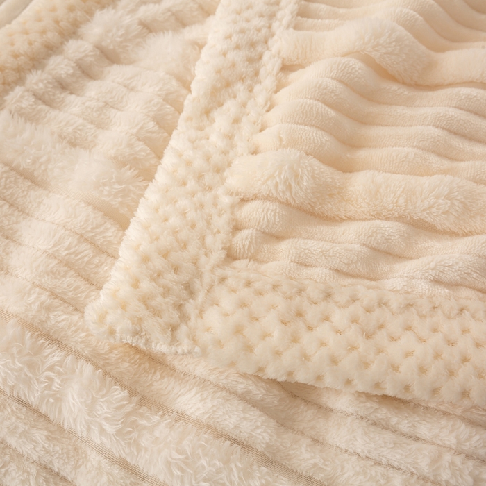 91家纺网 家纺一手货源 找家纺 爱彼家纺 2025秋冬新款兔毛绒子母条毛毯毯子 子母条-柔云米白