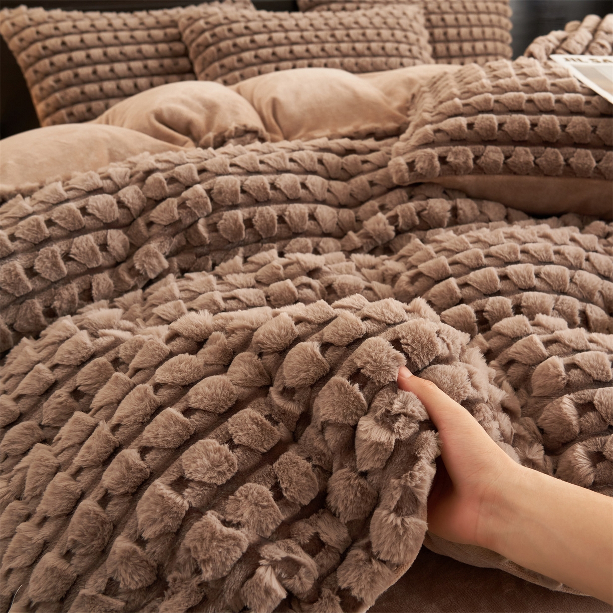 91家纺网 家纺一手货源 找家纺 恒爱家纺 2025新款雪貂绒提花简约四件套 咖啡色