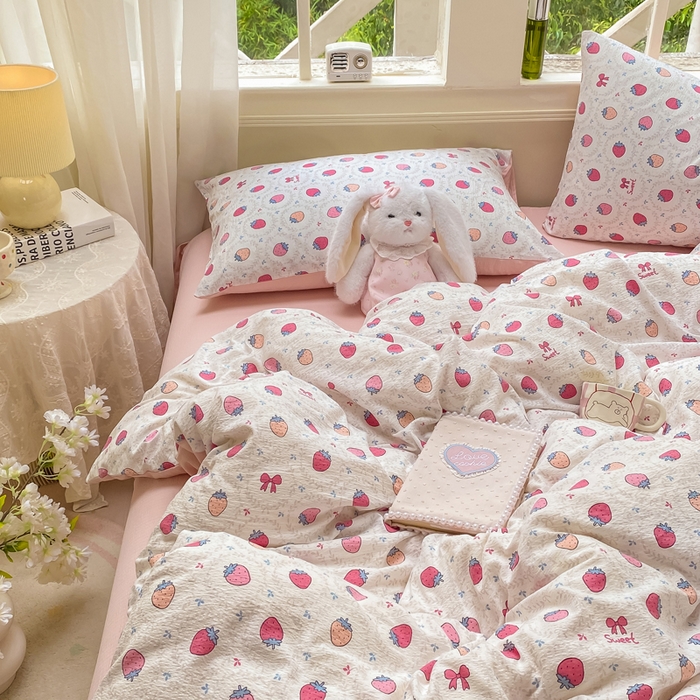 91家纺网 家纺一手货源 找家纺 朵朵家纺 2025新款云感提花双层纱印花四件套 甜心草莓