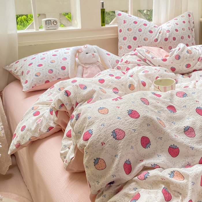 91家纺网 家纺一手货源 找家纺 朵朵家纺 2025新款云感提花双层纱印花四件套 甜心草莓