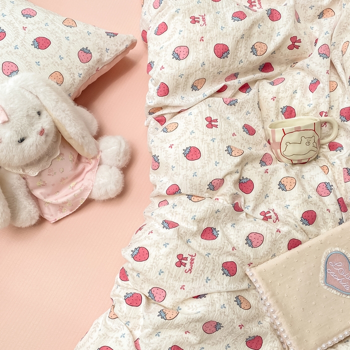 91家纺网 家纺一手货源 找家纺 朵朵家纺 2025新款云感提花双层纱印花四件套 甜心草莓