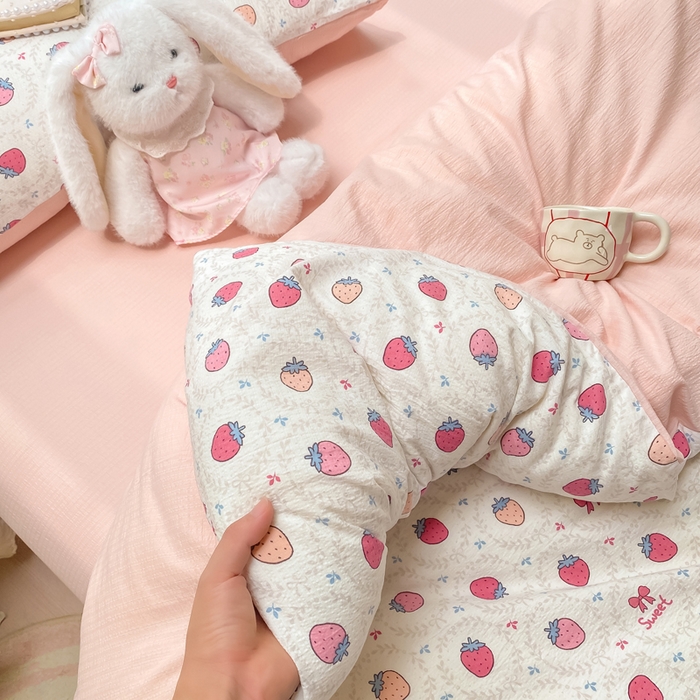 91家纺网 家纺一手货源 找家纺 朵朵家纺 2025新款云感提花双层纱印花四件套 甜心草莓