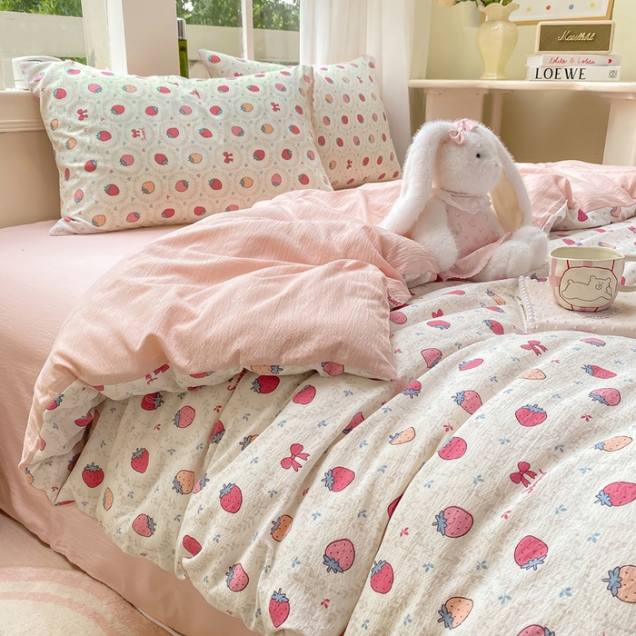 91家纺网 家纺一手货源 找家纺 朵朵家纺 2025新款云感提花双层纱印花四件套 甜心草莓