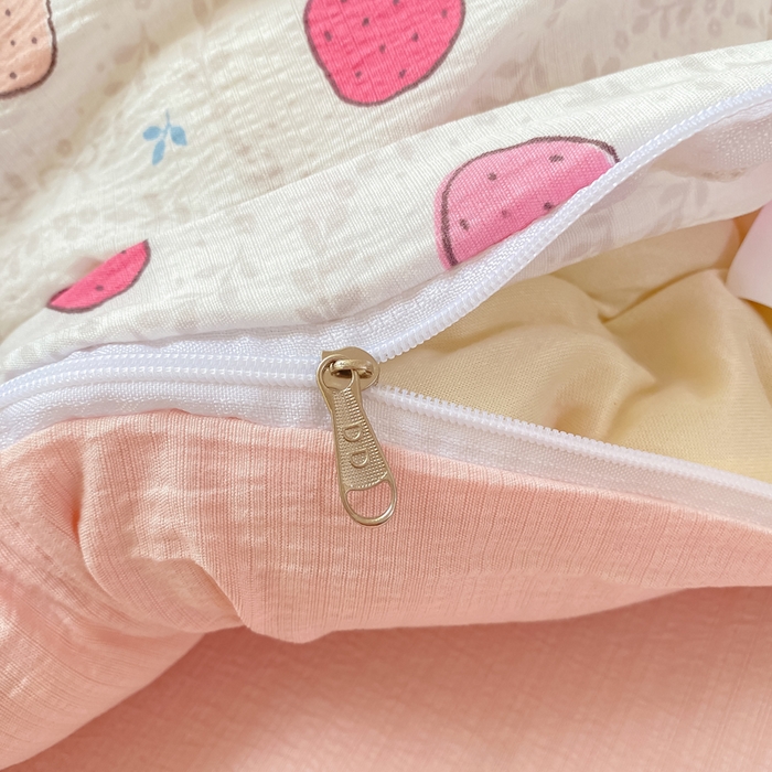 91家纺网 家纺一手货源 找家纺 朵朵家纺 2025新款云感提花双层纱印花四件套 甜心草莓