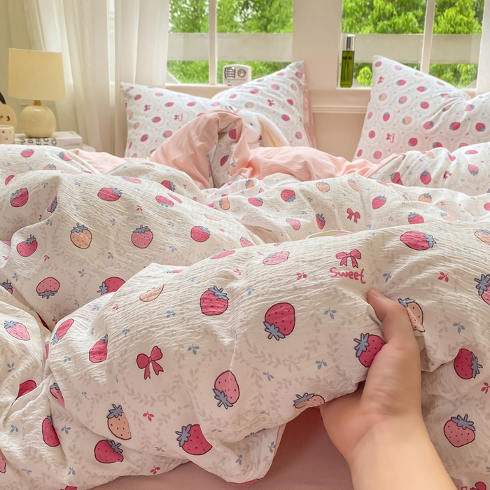 91家纺网 家纺一手货源 找家纺 朵朵家纺 2025新款云感提花双层纱印花四件套 甜心草莓