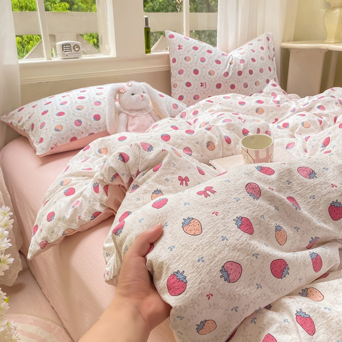 91家纺网 家纺一手货源 找家纺 朵朵家纺 2025新款云感提花双层纱印花四件套 甜心草莓