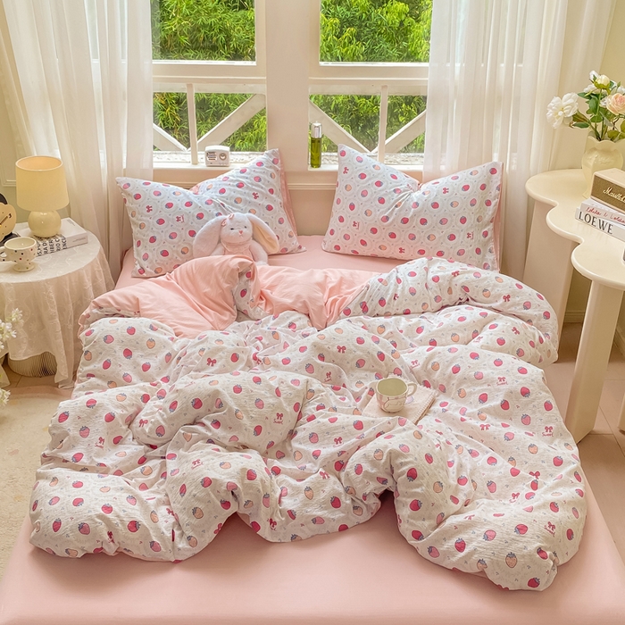 91家纺网 家纺一手货源 找家纺 朵朵家纺 2025新款云感提花双层纱印花四件套 甜心草莓