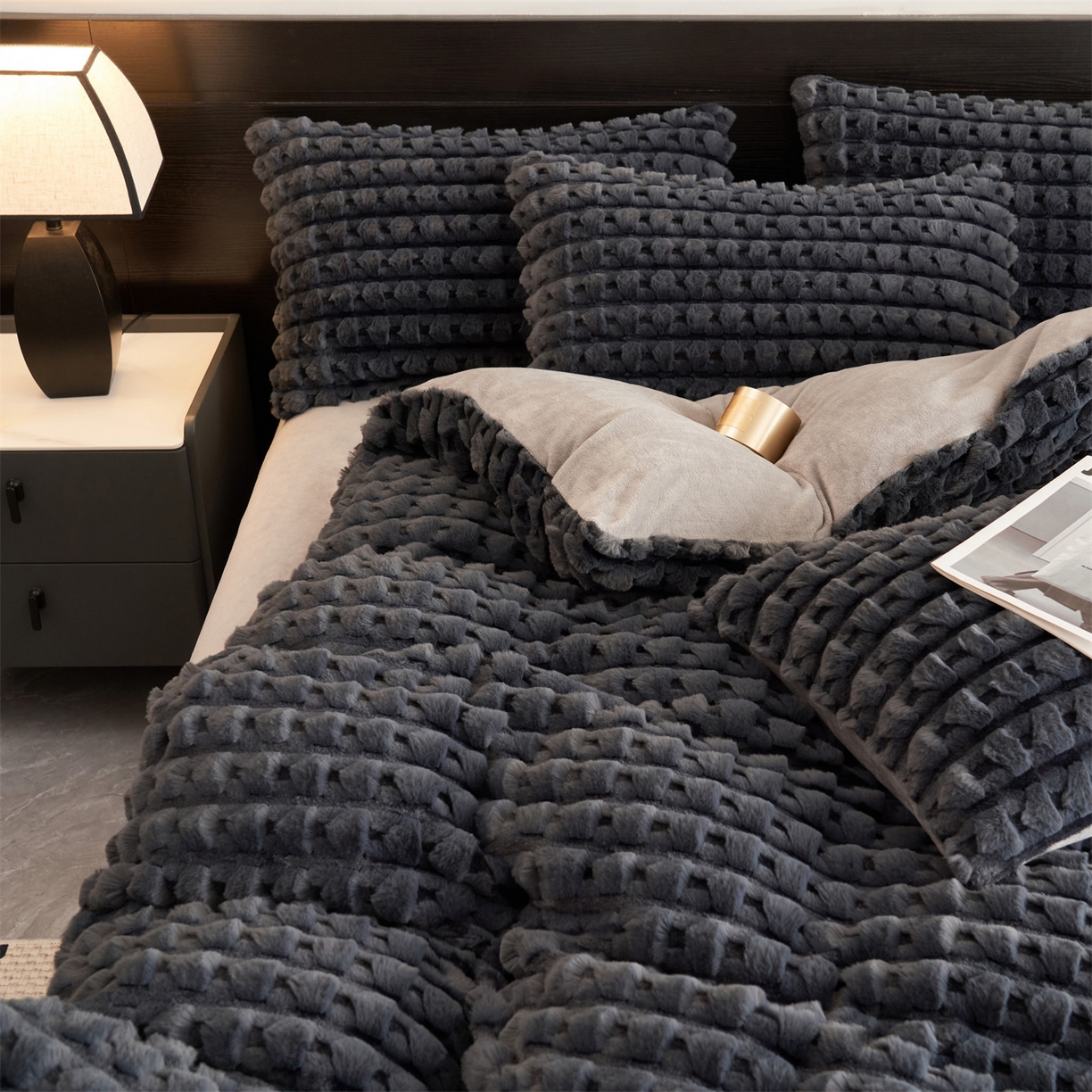 91家纺网 家纺一手货源 找家纺 恒爱家纺 2025新款雪貂绒提花简约四件套 深灰色