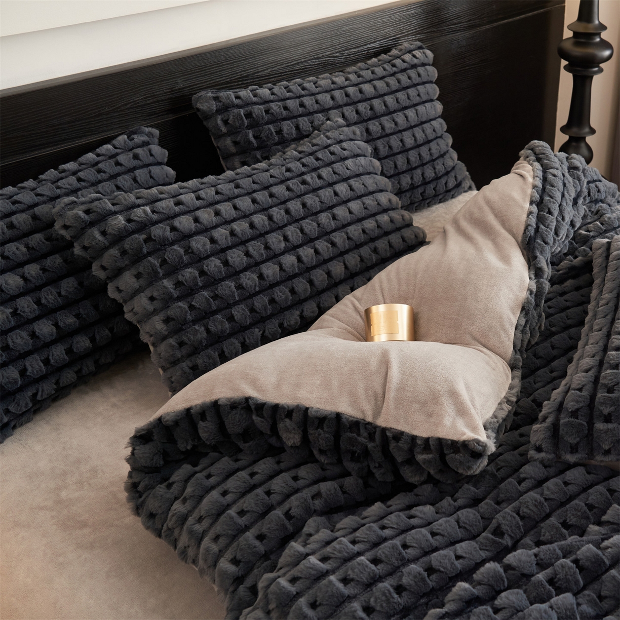 91家纺网 家纺一手货源 找家纺 恒爱家纺 2025新款雪貂绒提花简约四件套 深灰色