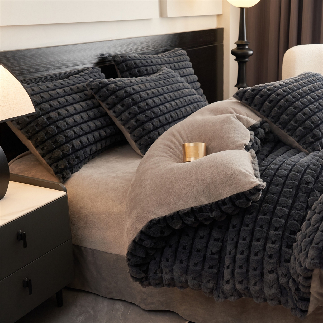 91家纺网 家纺一手货源 找家纺 恒爱家纺 2025新款雪貂绒提花简约四件套 深灰色