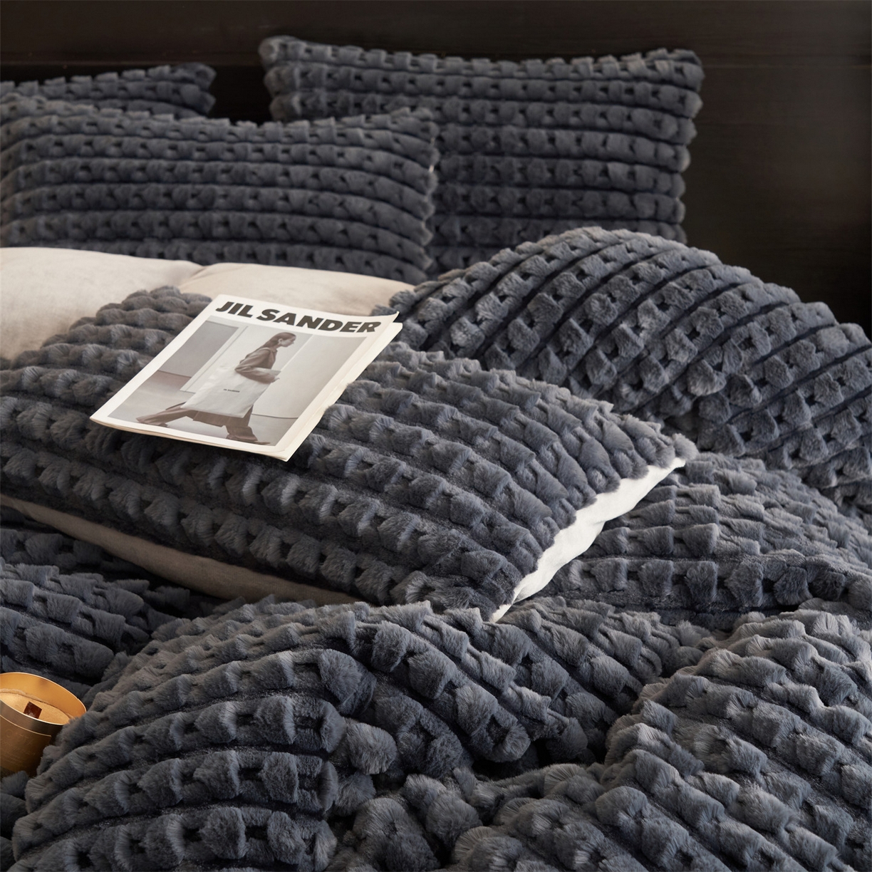 91家纺网 家纺一手货源 找家纺 恒爱家纺 2025新款雪貂绒提花简约四件套 深灰色