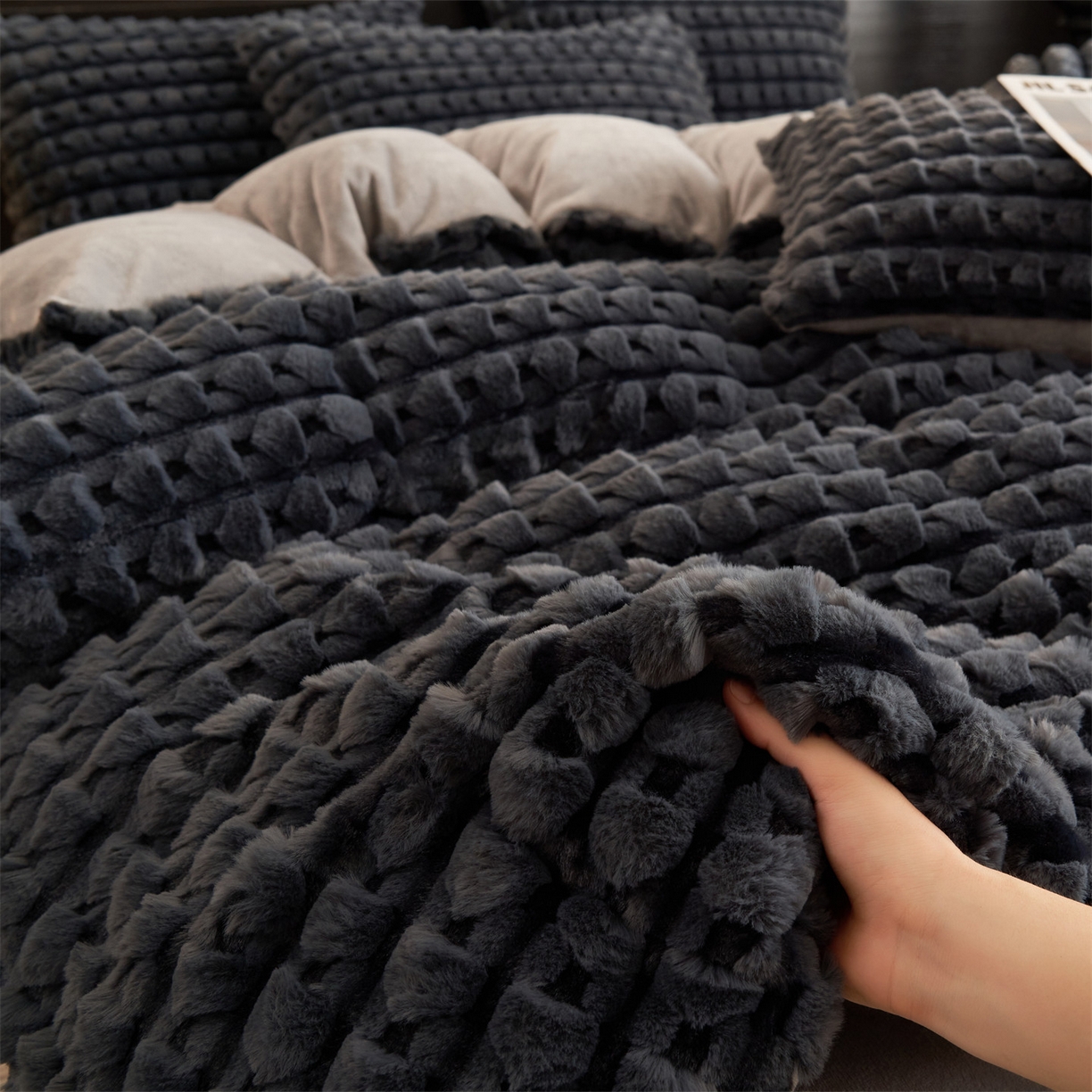 91家纺网 家纺一手货源 找家纺 恒爱家纺 2025新款雪貂绒提花简约四件套 深灰色