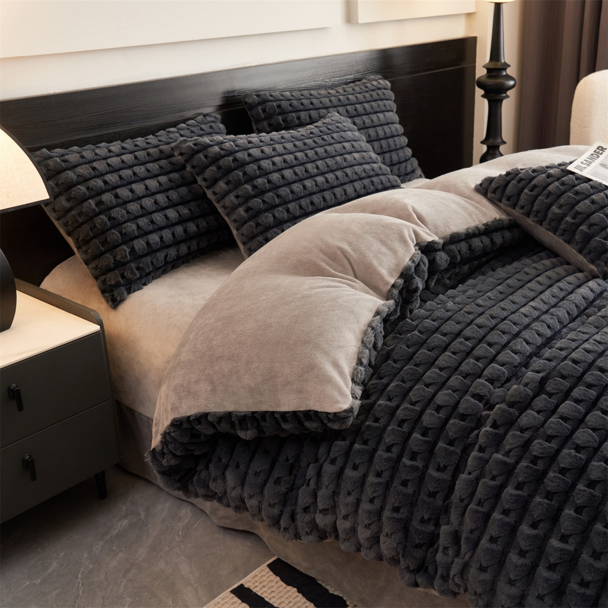 91家纺网 家纺一手货源 找家纺 恒爱家纺 2025新款雪貂绒提花简约四件套 深灰色