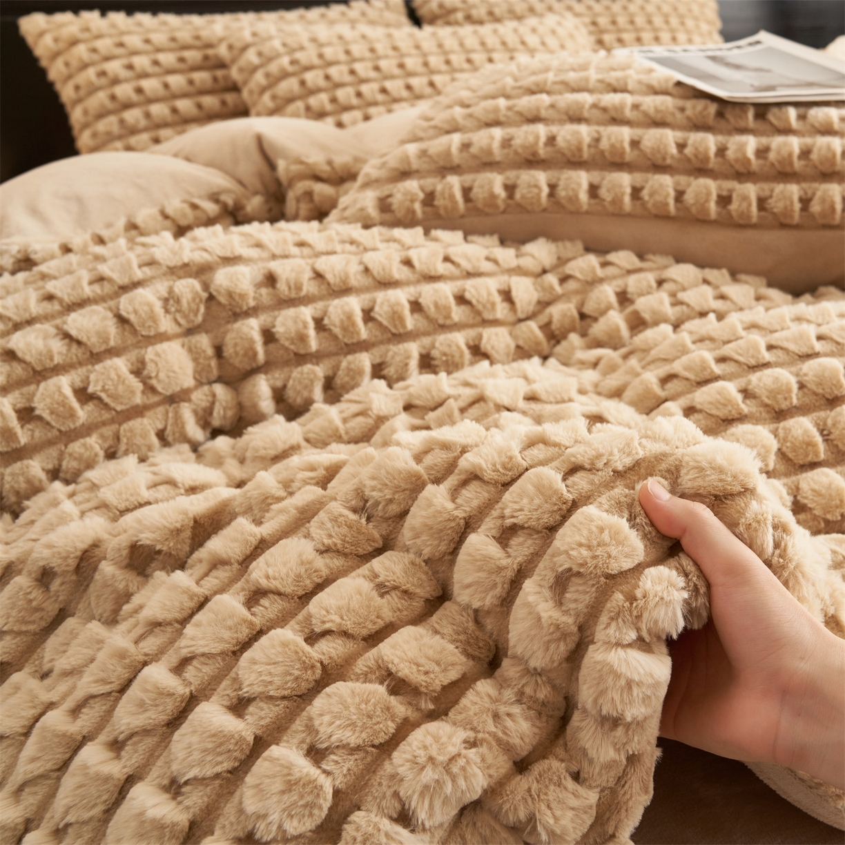 91家纺网 家纺一手货源 找家纺 恒爱家纺 2025新款雪貂绒提花简约四件套 驼色