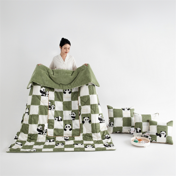 91家纺网 家纺一手货源 找家纺 照世家纺 2025新款A类棉加绒抗菌抱枕被系列 （控价：不能低于以下：小79，中号99，大120，加大140，超大160；低于零售价的链接，一经发现直接投诉下架，感谢大家的支持） 熊猫胖达