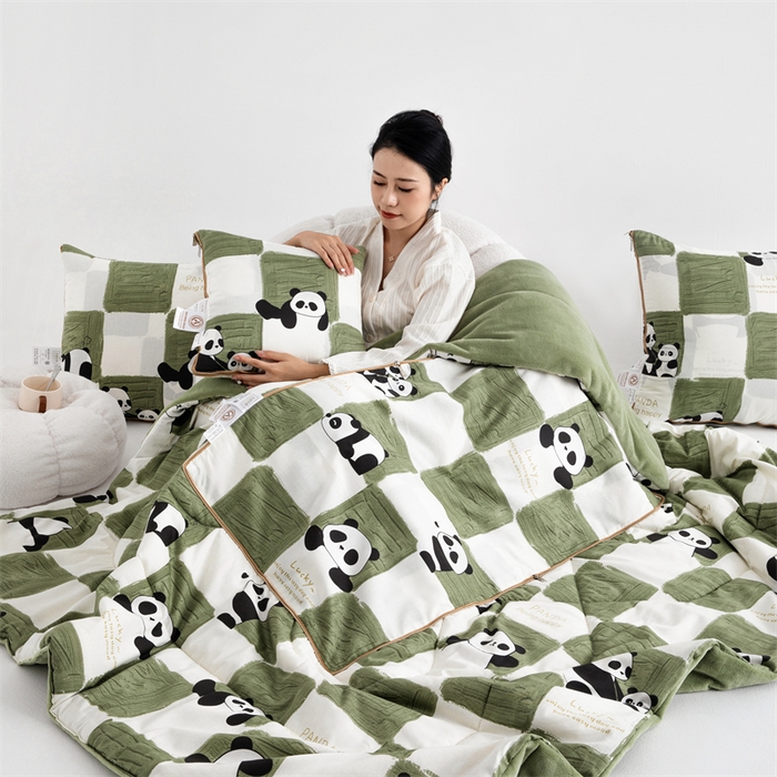 91家纺网 家纺一手货源 找家纺 照世家纺 2025新款A类棉加绒抗菌抱枕被系列 （控价：不能低于以下：小79，中号99，大120，加大140，超大160；低于零售价的链接，一经发现直接投诉下架，感谢大家的支持） 熊猫胖达