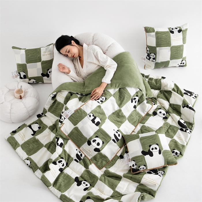 91家纺网 家纺一手货源 找家纺 照世家纺 2025新款A类棉加绒抗菌抱枕被系列 （控价：不能低于以下：小79，中号99，大120，加大140，超大160；低于零售价的链接，一经发现直接投诉下架，感谢大家的支持） 熊猫胖达