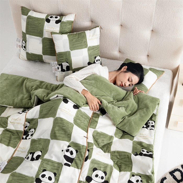 91家纺网 家纺一手货源 找家纺 照世家纺 2025新款A类棉加绒抗菌抱枕被系列 （控价：不能低于以下：小79，中号99，大120，加大140，超大160；低于零售价的链接，一经发现直接投诉下架，感谢大家的支持） 熊猫胖达