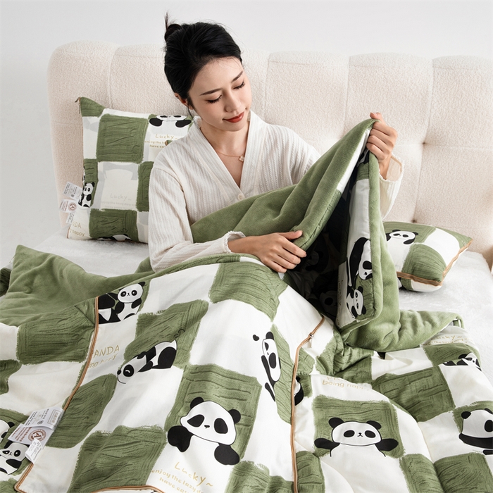 91家纺网 家纺一手货源 找家纺 照世家纺 2025新款A类棉加绒抗菌抱枕被系列 （控价：不能低于以下：小79，中号99，大120，加大140，超大160；低于零售价的链接，一经发现直接投诉下架，感谢大家的支持） 熊猫胖达