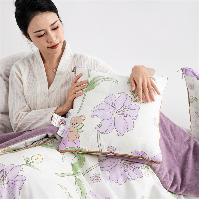 91家纺网 家纺一手货源 找家纺 照世家纺 2025新款A类棉加绒抗菌抱枕被系列 （控价：不能低于以下：小79，中号99，大120，加大140，超大160；低于零售价的链接，一经发现直接投诉下架，感谢大家的支持） 春日来信