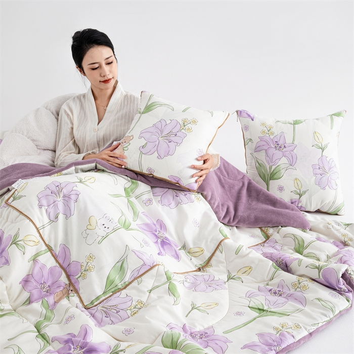 91家纺网 家纺一手货源 找家纺 照世家纺 2025新款A类棉加绒抗菌抱枕被系列 （控价：不能低于以下：小79，中号99，大120，加大140，超大160；低于零售价的链接，一经发现直接投诉下架，感谢大家的支持） 春日来信