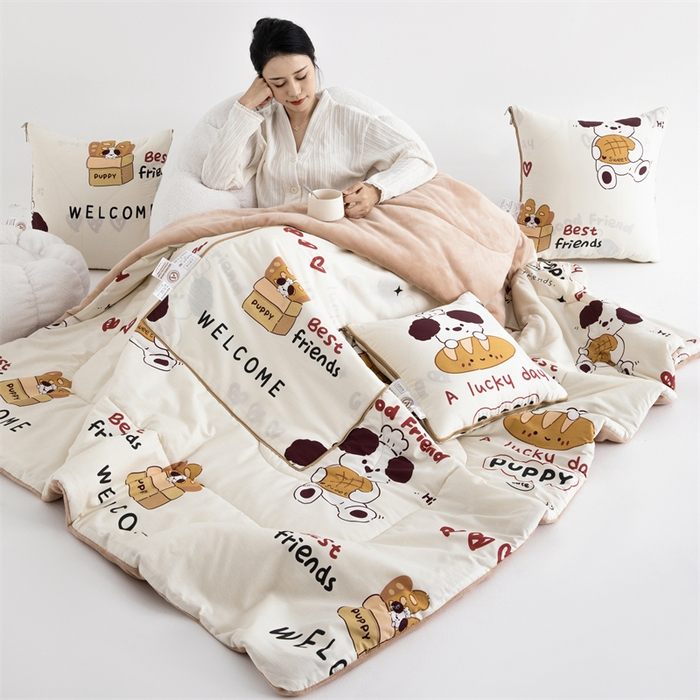 91家纺网 家纺一手货源 找家纺 照世家纺 2025新款A类棉加绒抗菌抱枕被系列 （控价：不能低于以下：小79，中号99，大120，加大140，超大160；低于零售价的链接，一经发现直接投诉下架，感谢大家的支持） 方糖起司