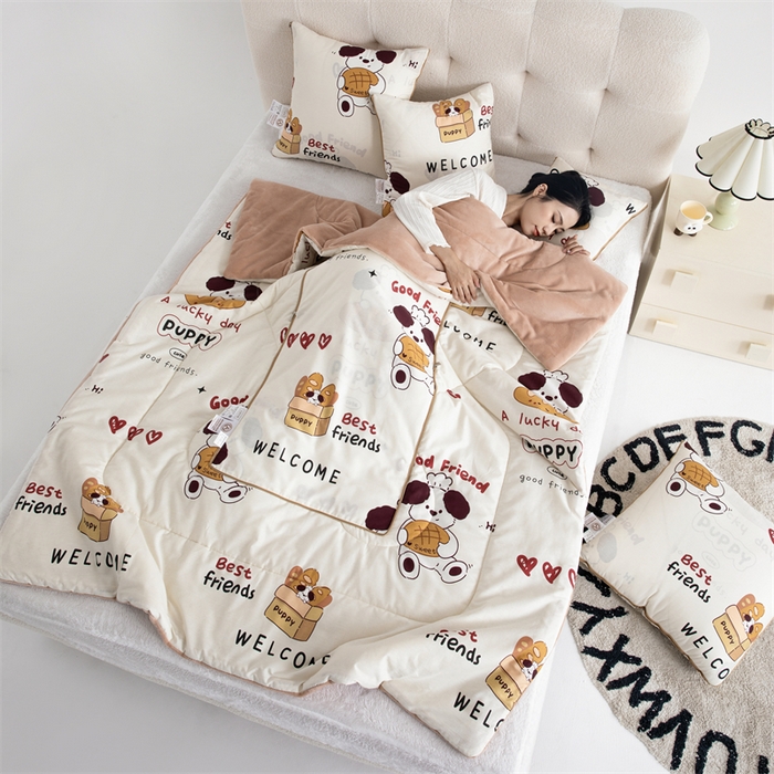 91家纺网 家纺一手货源 找家纺 照世家纺 2025新款A类棉加绒抗菌抱枕被系列 （控价：不能低于以下：小79，中号99，大120，加大140，超大160；低于零售价的链接，一经发现直接投诉下架，感谢大家的支持） 方糖起司