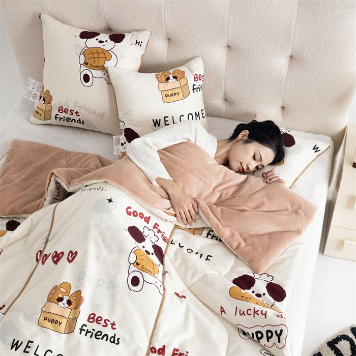 91家纺网 家纺一手货源 找家纺 照世家纺 2025新款A类棉加绒抗菌抱枕被系列 （控价：不能低于以下：小79，中号99，大120，加大140，超大160；低于零售价的链接，一经发现直接投诉下架，感谢大家的支持） 方糖起司