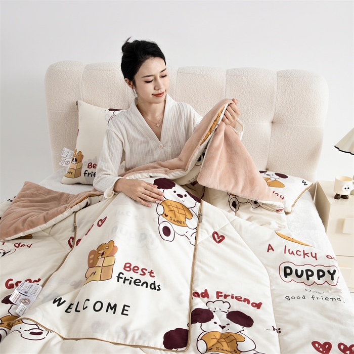 91家纺网 家纺一手货源 找家纺 照世家纺 2025新款A类棉加绒抗菌抱枕被系列 （控价：不能低于以下：小79，中号99，大120，加大140，超大160；低于零售价的链接，一经发现直接投诉下架，感谢大家的支持） 方糖起司