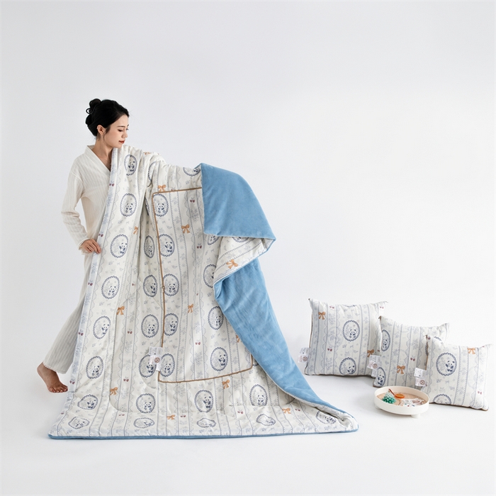 91家纺网 家纺一手货源 找家纺 照世家纺 2025新款A类棉加绒抗菌抱枕被系列 （控价：不能低于以下：小79，中号99，大120，加大140，超大160；低于零售价的链接，一经发现直接投诉下架，感谢大家的支持） 花藏熊猫