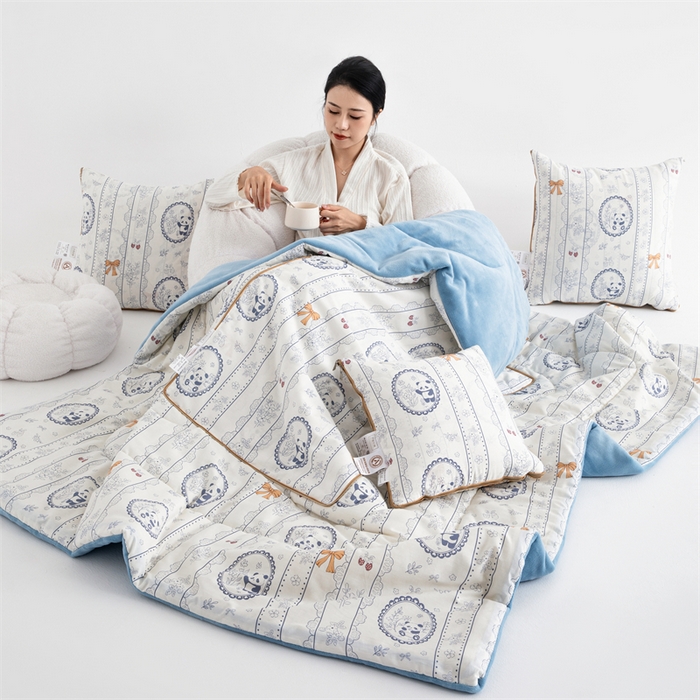 91家纺网 家纺一手货源 找家纺 照世家纺 2025新款A类棉加绒抗菌抱枕被系列 （控价：不能低于以下：小79，中号99，大120，加大140，超大160；低于零售价的链接，一经发现直接投诉下架，感谢大家的支持） 花藏熊猫