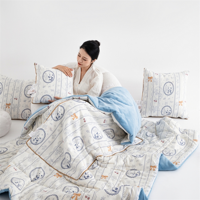 91家纺网 家纺一手货源 找家纺 照世家纺 2025新款A类棉加绒抗菌抱枕被系列 （控价：不能低于以下：小79，中号99，大120，加大140，超大160；低于零售价的链接，一经发现直接投诉下架，感谢大家的支持） 花藏熊猫