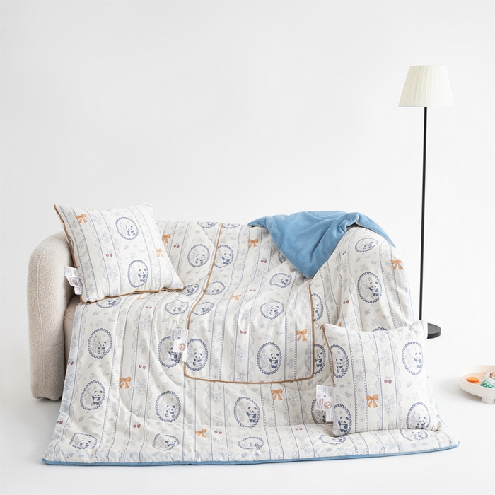 91家纺网 家纺一手货源 找家纺 照世家纺 2025新款A类棉加绒抗菌抱枕被系列 （控价：不能低于以下：小79，中号99，大120，加大140，超大160；低于零售价的链接，一经发现直接投诉下架，感谢大家的支持） 花藏熊猫