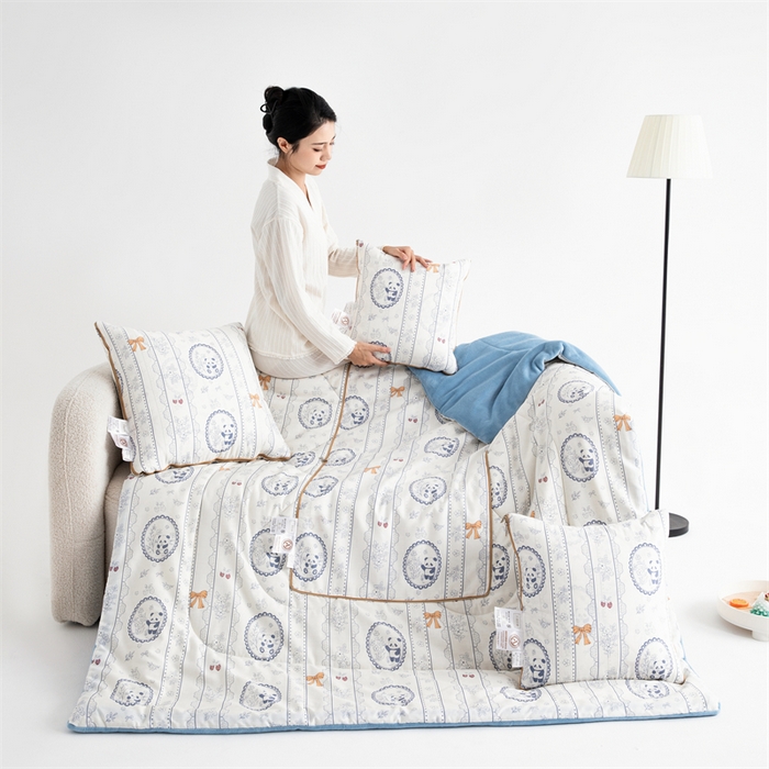 91家纺网 家纺一手货源 找家纺 照世家纺 2025新款A类棉加绒抗菌抱枕被系列 （控价：不能低于以下：小79，中号99，大120，加大140，超大160；低于零售价的链接，一经发现直接投诉下架，感谢大家的支持） 花藏熊猫