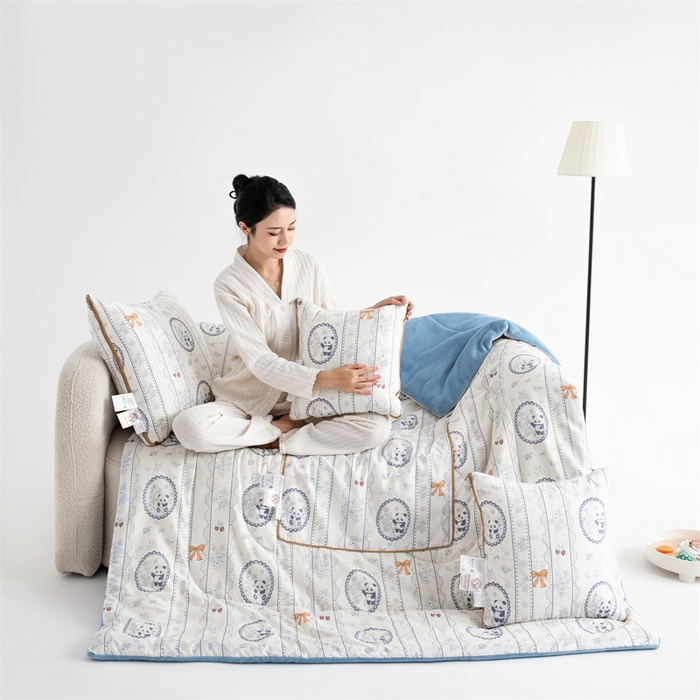 91家纺网 家纺一手货源 找家纺 照世家纺 2025新款A类棉加绒抗菌抱枕被系列 （控价：不能低于以下：小79，中号99，大120，加大140，超大160；低于零售价的链接，一经发现直接投诉下架，感谢大家的支持） 花藏熊猫