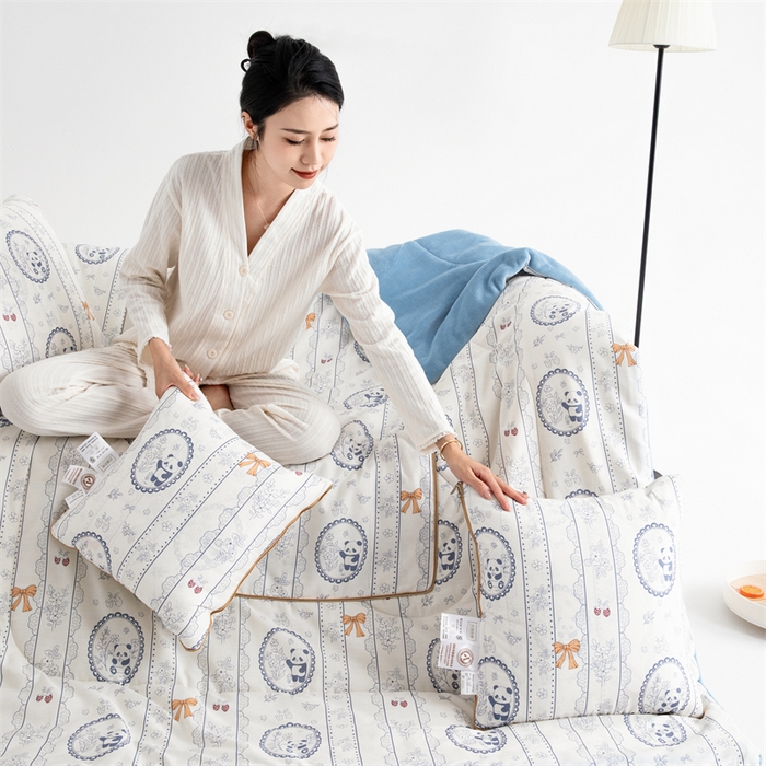 91家纺网 家纺一手货源 找家纺 照世家纺 2025新款A类棉加绒抗菌抱枕被系列 （控价：不能低于以下：小79，中号99，大120，加大140，超大160；低于零售价的链接，一经发现直接投诉下架，感谢大家的支持） 花藏熊猫