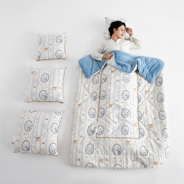 91家纺网 家纺一手货源 找家纺 照世家纺 2025新款A类棉加绒抗菌抱枕被系列 （控价：不能低于以下：小79，中号99，大120，加大140，超大160；低于零售价的链接，一经发现直接投诉下架，感谢大家的支持） 花藏熊猫