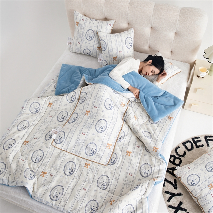 91家纺网 家纺一手货源 找家纺 照世家纺 2025新款A类棉加绒抗菌抱枕被系列 （控价：不能低于以下：小79，中号99，大120，加大140，超大160；低于零售价的链接，一经发现直接投诉下架，感谢大家的支持） 花藏熊猫